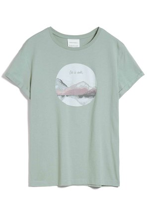 Jasnozielona, krótki rękaw t-shirt z okrągłym dekoltem, z nadrukiem w kształcie koła przedstawiającym górski krajobraz oraz napisem "Ode to earth" na przodzie.