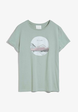 Jasnozielona, krótki rękaw t-shirt z okrągłym dekoltem, z nadrukiem w kształcie koła przedstawiającym górski krajobraz oraz napisem "Ode to earth" na przodzie.