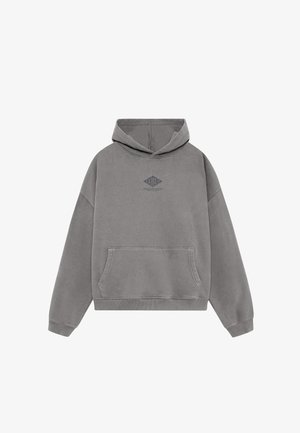 Grå hettegenser med kengurulomme foran og lite diamantsformet logo midt på brystet.