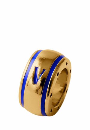 Anillo con tonalidad dorada y franjas de esmalte azul. Superficie lisa con un atrevido grabado de "V" y pequeños recortes circulares alrededor de la banda.