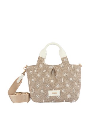 Beige stoffen handtas met witte bloemen- en letterpatronen, witte handvatten, hardware in goudkleur en een afneembare brede beige schouderriem.