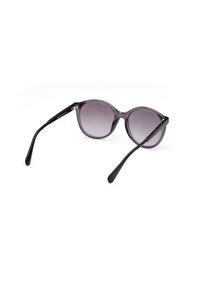 Šedé gradientové sluneční brýle s kulatým rámem, černými akcenty a štíhlými rameny. Vyznačují se lesklým povrchem a detaily na pantě.
