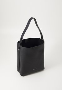 Sac fourre-tout en cuir noir avec une finition texturée, doté d'un dessus ouvert et d'une seule sangle robuste. Présente un logo discret à l'avant.