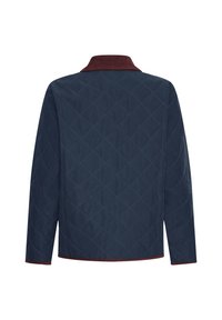 Quiltet mørkeblå jakke med en maroon corduroy krave og kontraststikninger. Lange ærmer, lige kant og ingen synlig hardware.