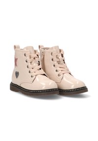 Botas de tobillo de charol rosa con cordones en la parte delantera, cremallera lateral y parches metálicos de estrellas y corazones en los lados exteriores. Suela de goma.