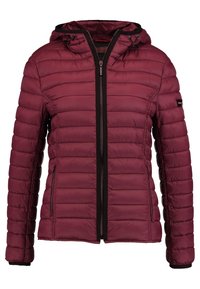 Bordowa kurtka puchowa z zapięciem na zamek, regulowanym kapturem i czarnymi akcentami. Posiada poziomy wzór pikowania oraz kieszenie boczne.
