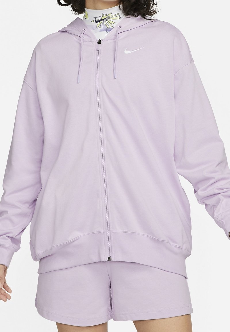 Fialová mikina na zip Nike vyrobená z měkké látky, s přední kapsou, nastavitelnými šňůrkami a malým logem na hrudi.