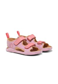 Sandalias infantiles rosas con dos tiras de velcro, diseño de puntera abierta, plantilla acolchada y detalles recortados en los lados.