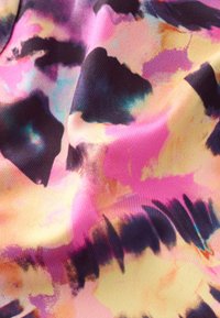 Tissu extensible présentant un motif abstrait vibrant avec des nuances de rose, jaune et noir, créant un aspect fluide et texturé.