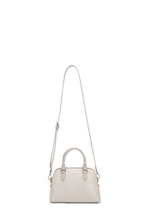 Petit sac à main beige à texture crocodile avec deux poignées supérieures et une longue bandoulière réglable, fermeture éclair, sur fond blanc.