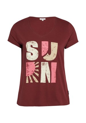 Bordowa koszulka z krótkim rękawem i dekoltem w serek z dużymi, postarzanymi literami blokowymi tworzącymi napis „SUN” w beżowym i różowym kolorze, z motywem promieni słonecznych.