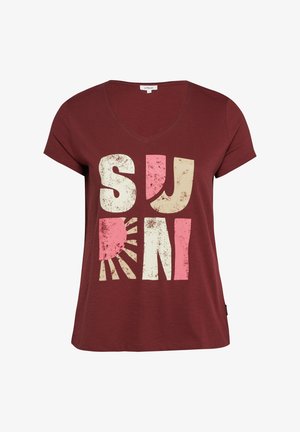Maroon T-shirt met korte mouwen en V-hals, met grote, verweerde blokletters die "SUN" spellen in beige en roze, met een zonnestraalontwerp.