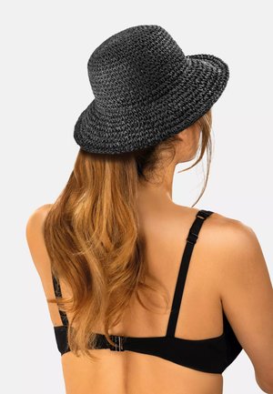 Czarna pleciona kapelusz w kształcie wiadra z szerokim rondem, z teksturowanym wykończeniem i gładką wewnętrzną opaską. Model pokazany od tyłu, z długimi włosami.