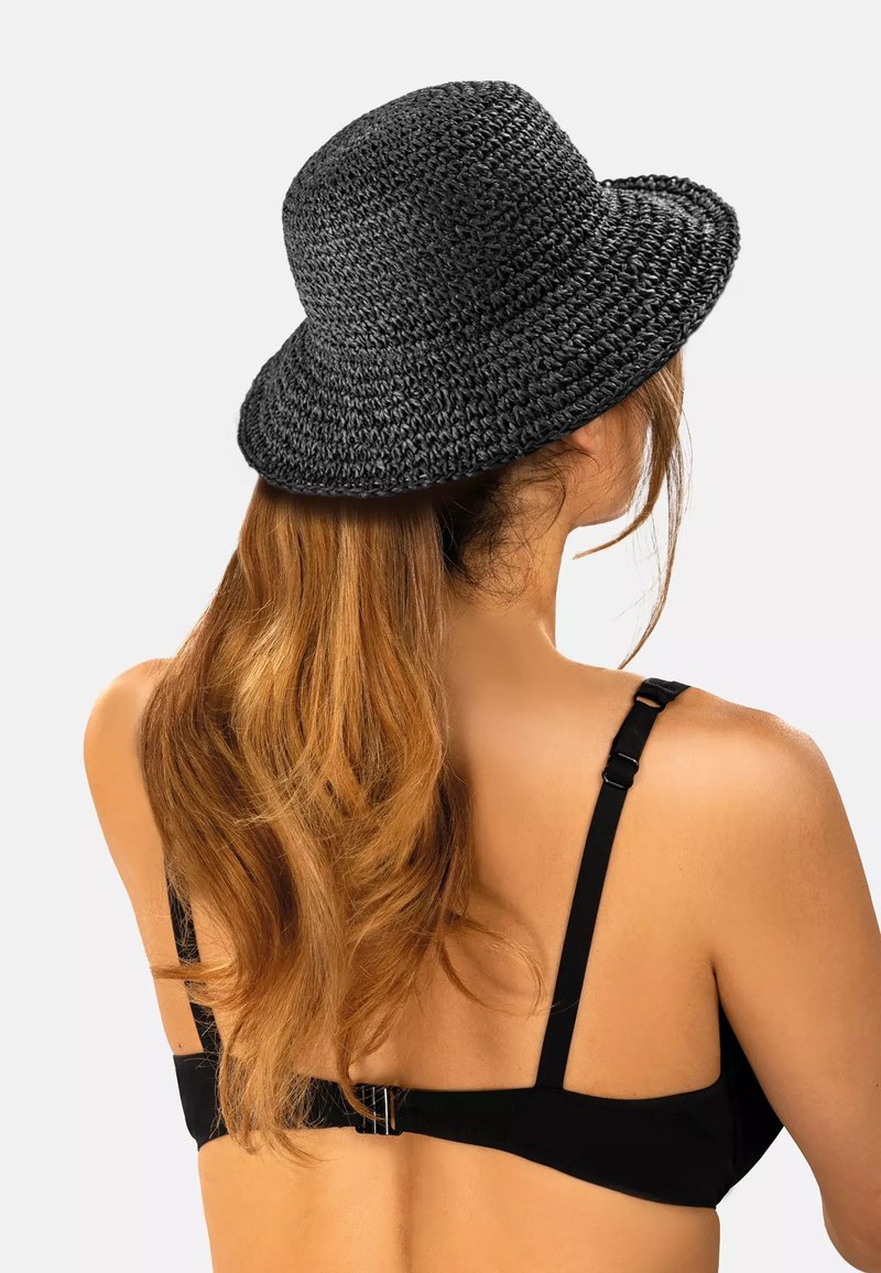 Czarna pleciona kapelusz w kształcie wiadra z szerokim rondem, z teksturowanym wykończeniem i gładką wewnętrzną opaską. Model pokazany od tyłu, z długimi włosami.