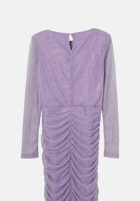 Lila Langarmkleid mit gerippter Textur, geraffter Raffung an der Seite und einem Schlüsselaugenverschluss hinten mit goldenen Akzenten.
