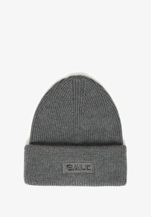 Sivá rebrovaná pletená čiapka s prehnutým okrajom, na ktorej sa nachádza obdĺžniková nášivka s vyšitým slovom "BALL" veľkými písmenami.