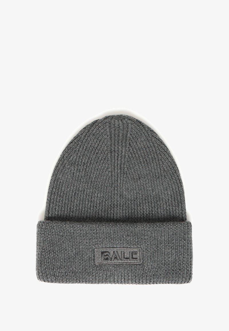 Pelēka ribota adīta cepure ar salocītu maliņu, kurai ir taisnstūrveida uzšuvums ar vārdu "BALL" lieliem burtiem.