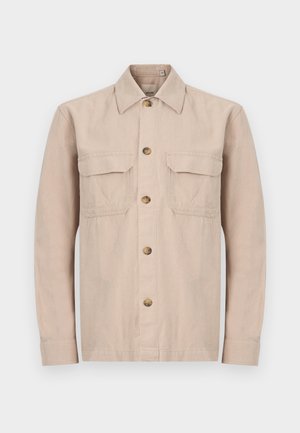 Beige langärmeliges Hemd-Jacke mit Knopfleiste, Kragen und zwei Brustklappen-Taschen, dargestellt vor einem schlichten hellen Hintergrund.
