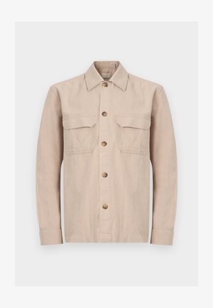 Giacca camicia beige a maniche lunghe con bottoni, collo e due tasche con patta sul petto, mostrata su uno sfondo chiaro uniforme.