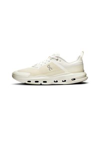 Scarpa da ginnastica bianca con tomaia in mesh traspirante, dettagli sintetici lisci e una suola intermedia spessa con fori circolari per l'ammortizzazione.