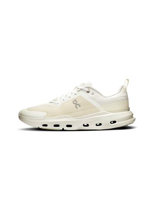 Scarpa da ginnastica bianca con tomaia in mesh traspirante, dettagli sintetici lisci e una suola intermedia spessa con fori circolari per l'ammortizzazione.