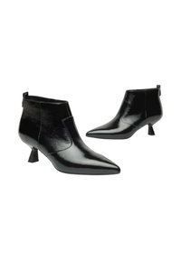 Bottines noires en cuir verni, avec un bout pointu, un talon bas de forme rectangulaire, et une finition lisse et brillante.