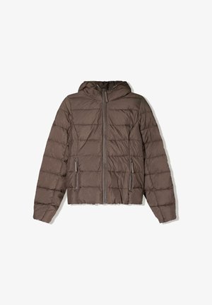 Brązowa ocieplana kurtka z zamkiem z przodu, elastycznymi mankietami i kapturem ze sznurkiem. Posiada dwie boczne kieszenie na zamek oraz skrócony krój. Miękka tekstura.