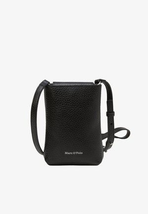 Schwarze Leder-Umhängetasche mit strukturierter Oberfläche, rechteckiger Form, verstellbarem Riemen und silbernem Logodetail unten.