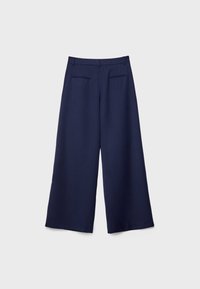 Pantalon bleu marine à jambes larges avec poches passepoilées au dos, passants de ceinture et taille ajustée sur un fond clair uni.
