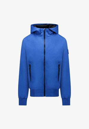 Blauwe jas met capuchon, voorzien van een ritssluiting aan de voorkant, twee ritssluitingen aan de zijkanten, geribbelde manchetten en een geribbelde tailleband, afgebeeld op een witte achtergrond.