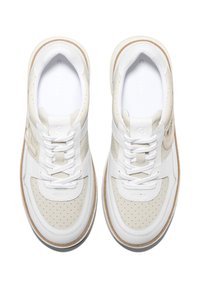 Ein Paar weiße und beige Leder-Sneaker mit perforierter Zehenbox, Schnürverschluss und hellbraunen Gummisohlen, von oben betrachtet.