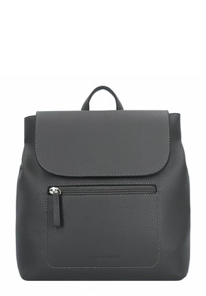 Sac à dos en cuir gris avec une surface texturée, un rabat de fermeture, une poche zippée à l'avant et une poignée supérieure pour le transport.