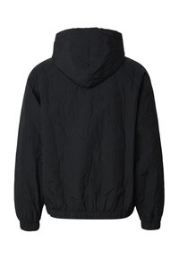 Giacca trapuntata nera con cappuccio, con polsini ed orlo elasticizzati. Motivo a trama visibile sulla superficie del tessuto.