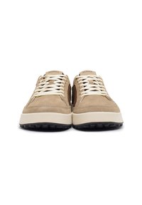 Sneaker in suede beige con lacci crema e suola bianca spessa. Presentano una suola in gomma con trazione sul fondo e un logo sulla linguetta.