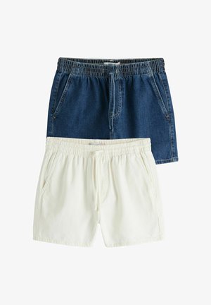 Două perechi de pantaloni scurți cu talie elastică și șnururi, unul albastru de denim și unul alb crem, așezate plat pe un fundal alb.