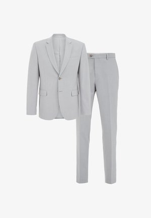 Lichtgrijs pak bestaande uit een getailleerd jasje met notch revers en bijpassende broek, met een zachte textuur en minimale details.