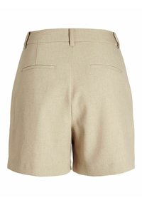 Shorts beige a medida, hechos de una tela texturizada. Presentan una cintura suave, dos bolsillos traseros y un detalle con dobladillo vuelto.