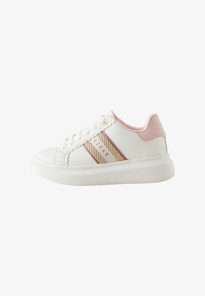Witte sneaker met roze accenten en gestructureerde zijstrepen. Heeft een ronde neus, vlakke veters en een dikke witte zool. Gemaakt van glad synthetisch materiaal.