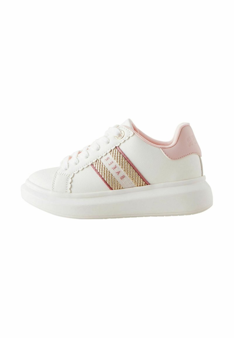 Baskets blanches avec des accents roses et des bandes latérales texturées. Caractéristiques d'un bout rond, de lacets plats et d'une épaisse semelle blanche. Matériau synthétique lisse.
