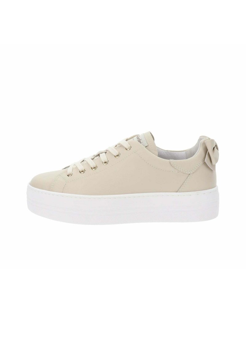 Zapatillas de cuero beige con puntera redondeada, suela de goma blanca, seis ojales metálicos y un lazo decorativo en el talón. Textura suave.