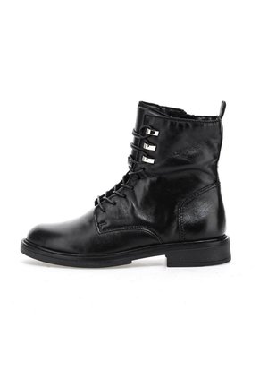 Bottine en cuir noir à cheville avec lacets sur le devant, trois crochets métalliques près du haut, bout arrondi et semelle plate, vue de profil sur fond blanc.