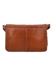 Smeđa kožna preklapanja torba preko tijela s teksturiranom završnom obradom, koja ima presavijeni poklopac i jedan podesivi remen. Jednostavan, pravokutni oblik.