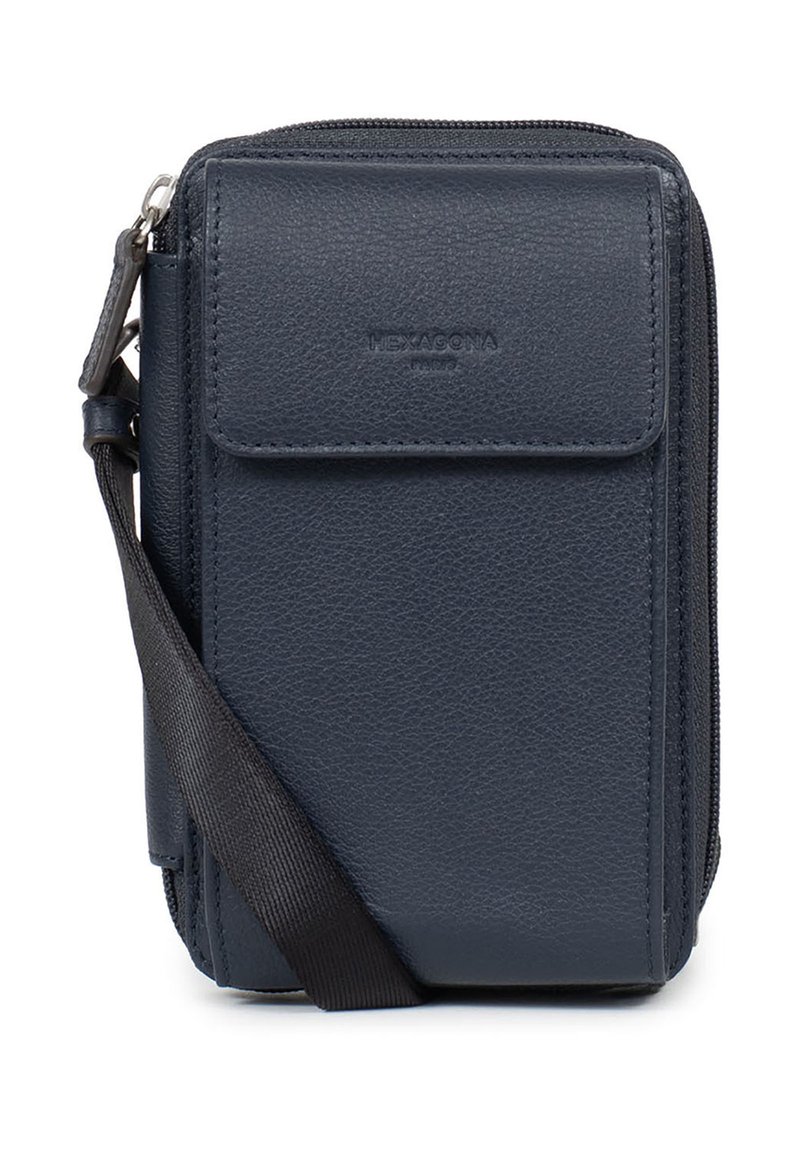 Borsa a tracolla in pelle blu navy con pattina frontale, chiusura con zip e tracolla regolabile. Presenta una superficie texturizzata e un logo impresso.