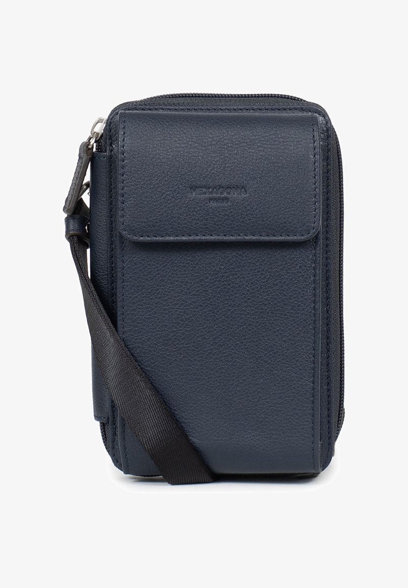 Borsa a tracolla in pelle blu navy con pattina frontale, chiusura con zip e tracolla regolabile. Presenta una superficie texturizzata e un logo impresso.
