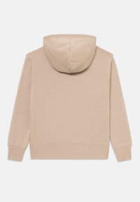 Beige hoodie met een trekkoordcapuchon, lange mouwen, ribgebreide manchetten en zoom, gemaakt van zachte stof met een gladde textuur en subtiel patroon.