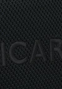 Zwarte stof met een textuur van gebreid patroon, met verhoogde zwarte letters van "RICAR" in het materiaal geweven.