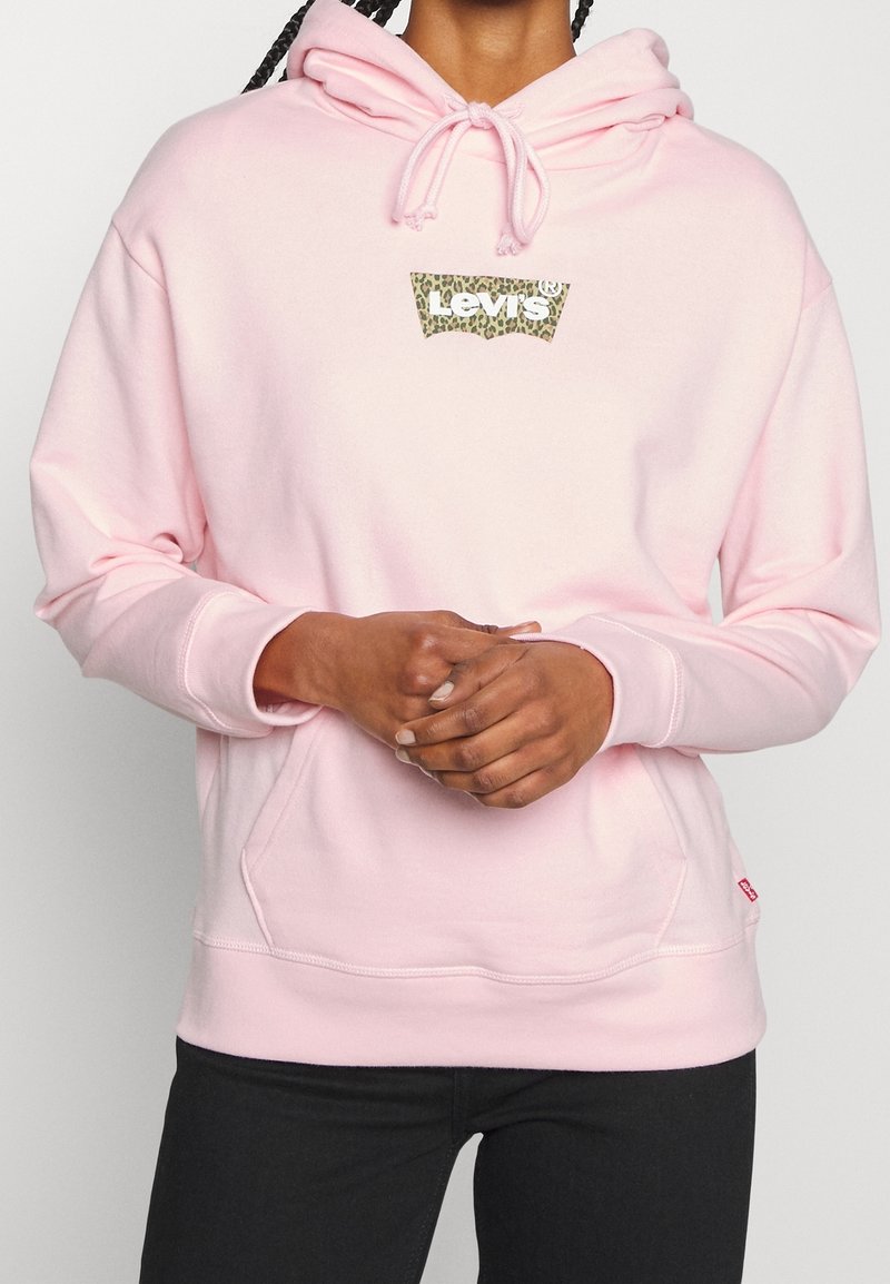 Felpa rosa realizzata in tessuto morbido, con tasca a marsupio, cappuccio regolabile e un logo Levi's leopardato sul petto.