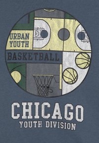 Il grafico presenta un design circolare con palloni da basket, un layout di campo e il testo "BASKETBALL GIOVANILE URBANO," tutto in verde, giallo e grigio su uno sfondo blu.