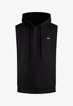 Schwarzer ärmelloser Hoodie aus weichem Material, mit Kängurutasche und Zugbändern. Enthält ein kleines Markenlabel auf der Vorderseite.