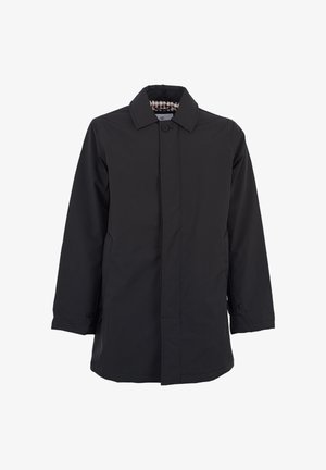 Cappotto impermeabile nero con silhouette lunga, chiusura a bottoni e colletto. L'interno presenta un tessuto a quadri per un tocco di dettaglio in più.